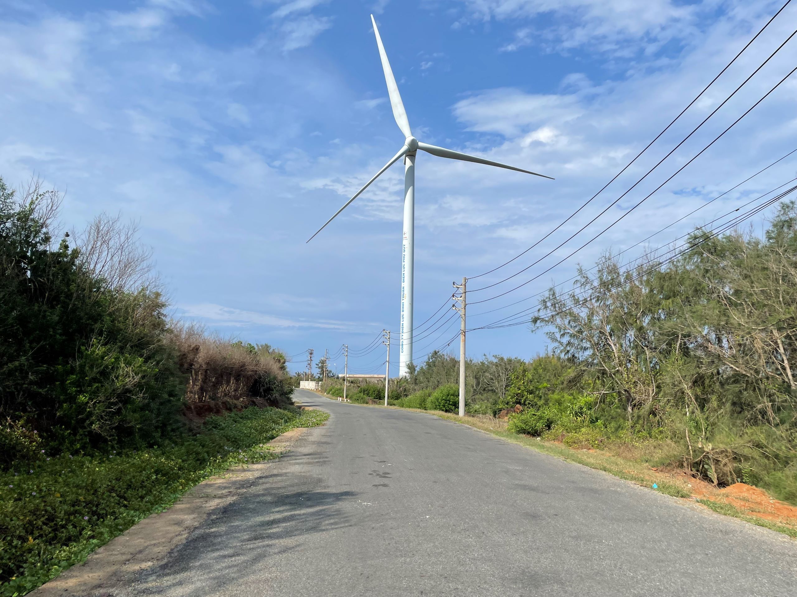 Phong điện – Những trụ gió cung cấp điện cho Phú Quý