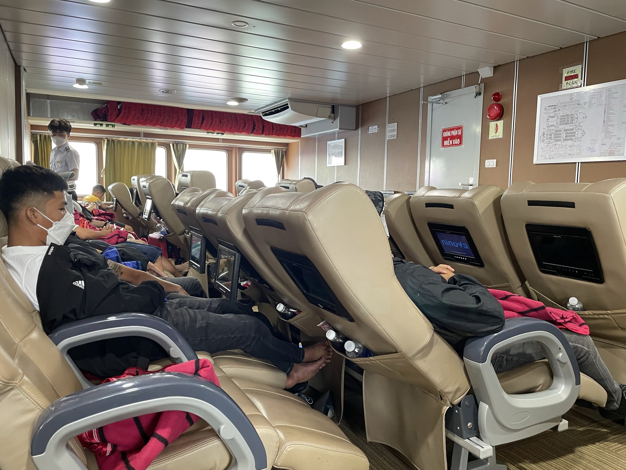 Hành khách lựa chọn ghế VIP tàu cao tốc Trưng Trắc đi đảo Phú Quý để thoải mái nghỉ ngơi