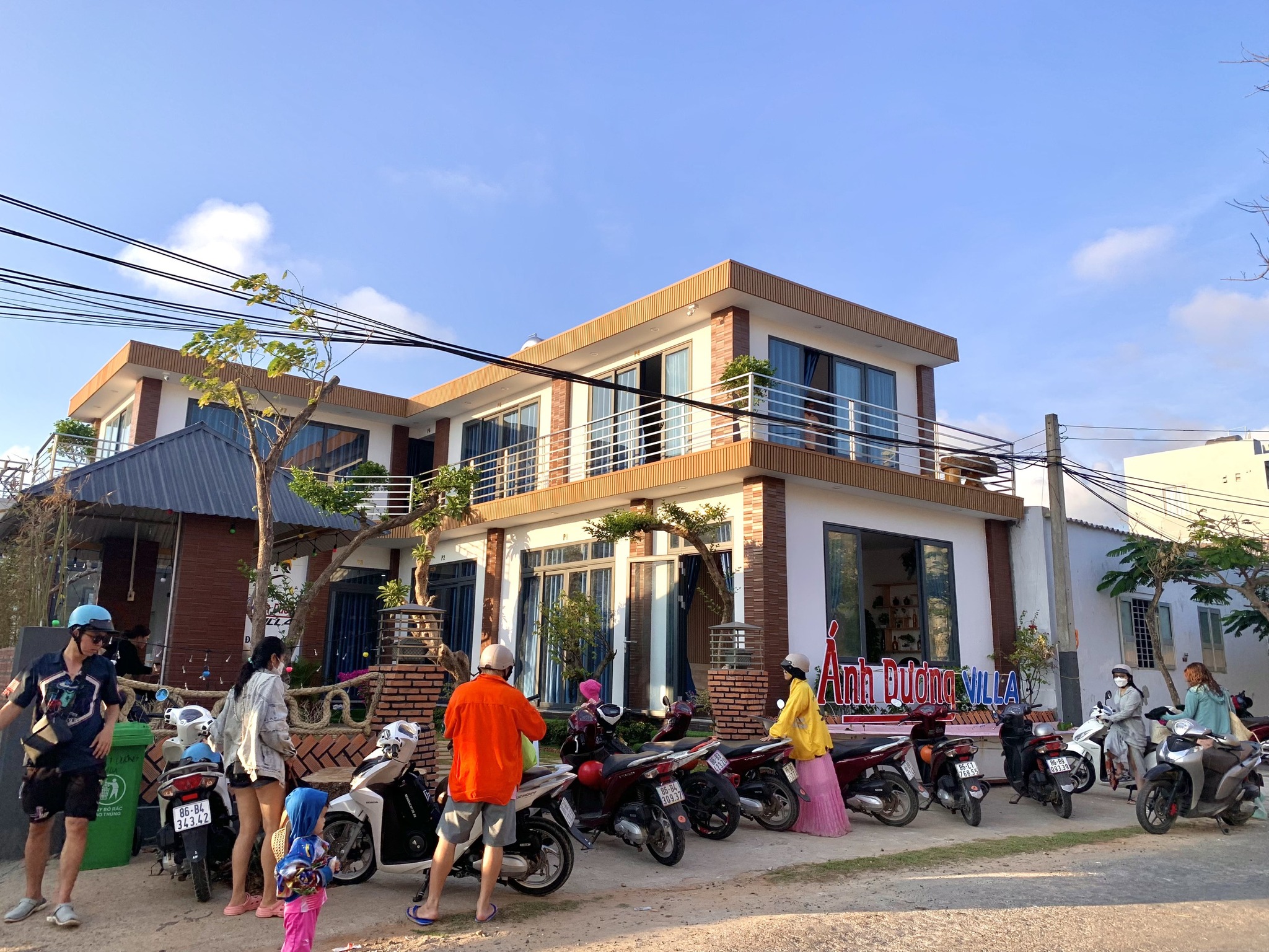 Du khách check in Ánh Dương Villa Phú Quý